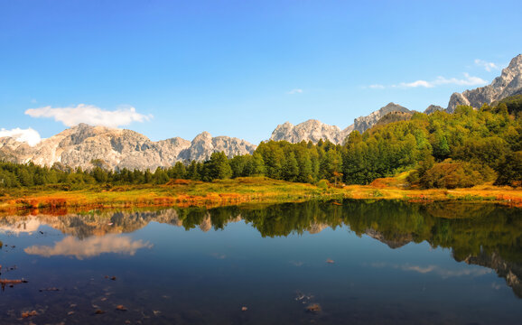 高山湖泊美景