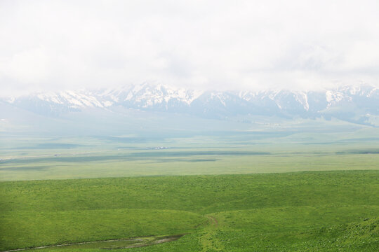 新疆那拉提草原雪山自然景观
