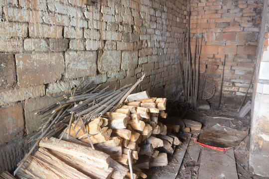 农村破旧的厨房一角堆放的柴火