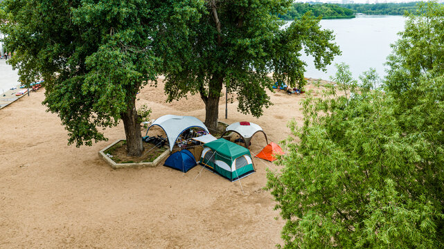 湖泊沙滩与帐篷
