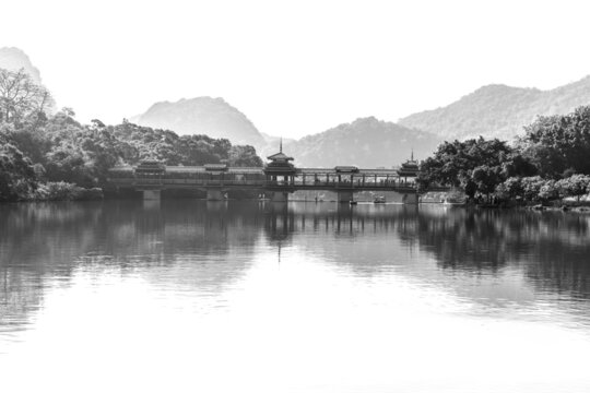 黑白水墨柳州龙潭风雨桥