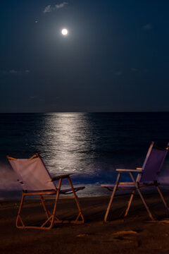 大海边月光照耀下的椅子