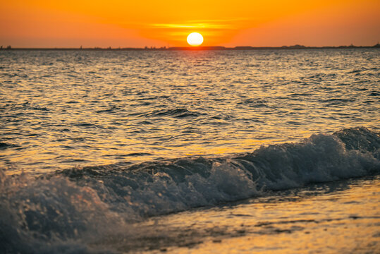 海浪海边浪花夕阳日出