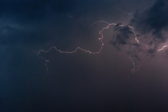 雷电暴雨天闪电实拍素材