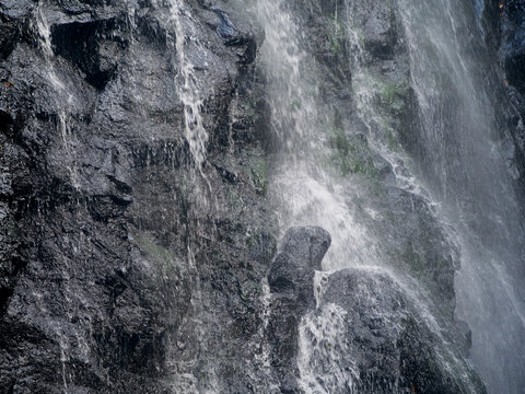 瀑布流水