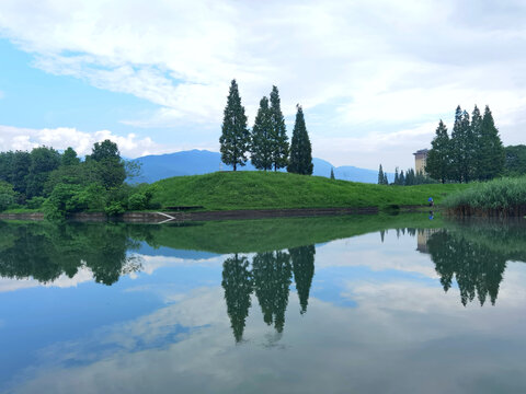 蓝天白云湖中影