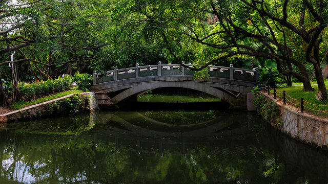 深圳城市公园的行人石拱桥