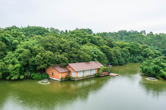 湖边房屋红色房子