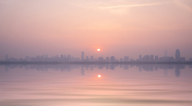 武汉东湖城市湖面上的日落