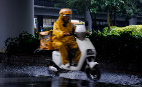 风雨无阻城市骑手