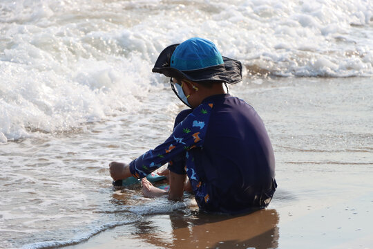 海滩上的少年