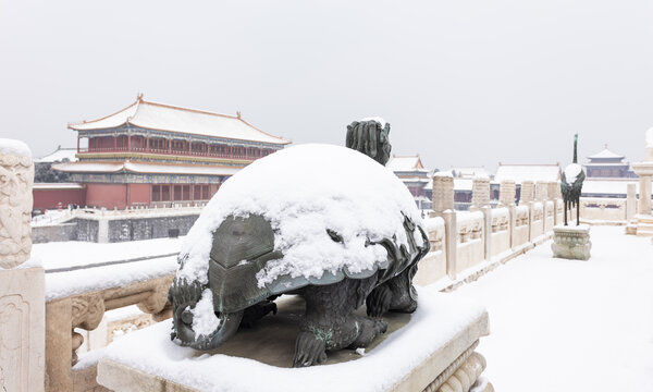 故宫雪景铜龟