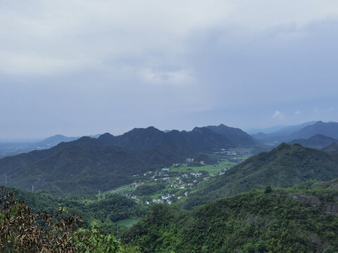 山峰阴天