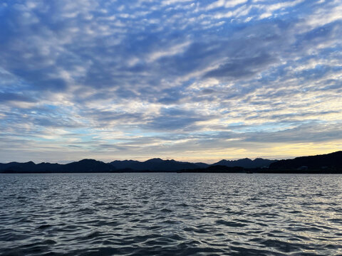 湖面波浪天空云彩