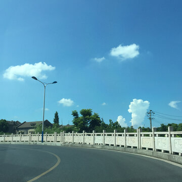 藍(lán)天白云