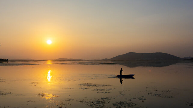 夕阳下太湖渔船