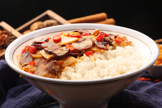 腊肉炒冬笋盖码饭