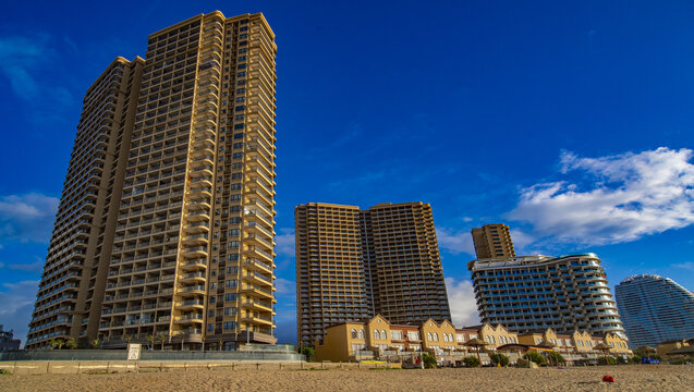 海边酒店全景