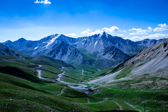 新疆山峰峡谷