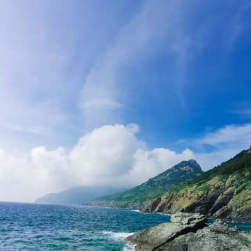 蓝色天空下的白云大海