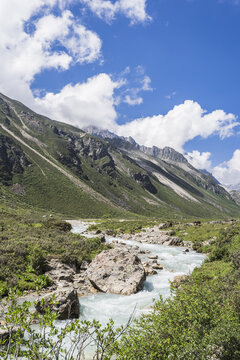 蓝天白云下的高山高原峡谷河流