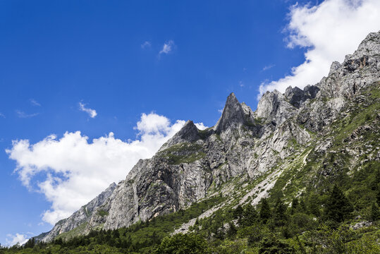 蓝天白云下的高原高山