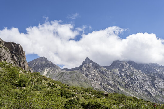 蓝天白云下的高原高山