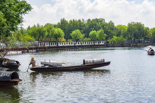 绍兴东湖景区乌篷船