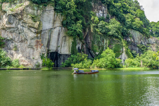 绍兴东湖景区乌篷船