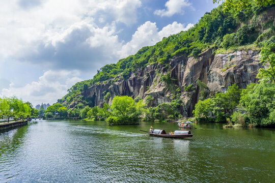 绍兴东湖景区乌篷船