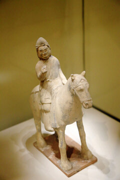 陶騎馬武士俑