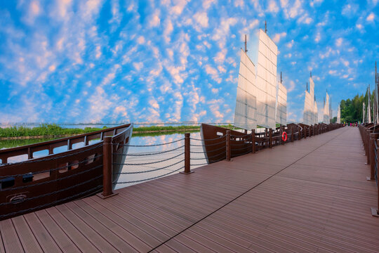 昆明滇池浮桥船帆自然风景