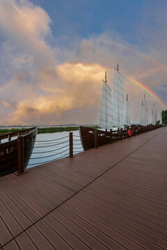 天空彩虹衬托有帆的船