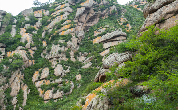 黄花沟地质公园山石和游人