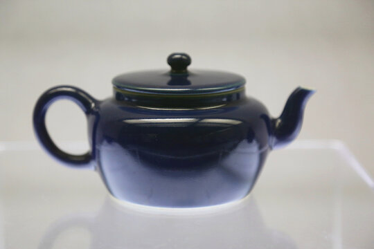 清代雍正霁蓝釉茶壶