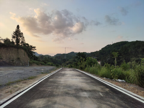 柏油路与远山