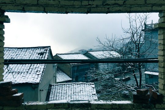 断壁残垣破旧瓦房雪景景观