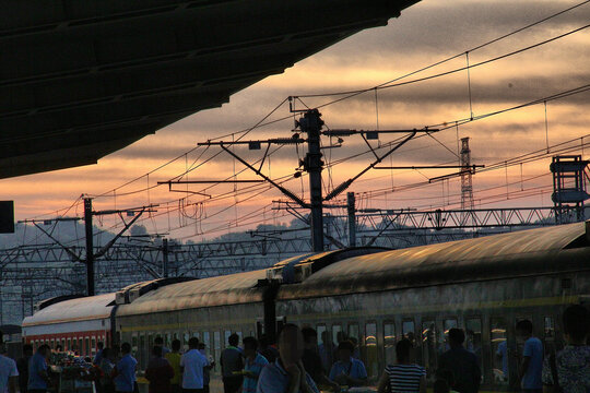 黄昏车站站台列车