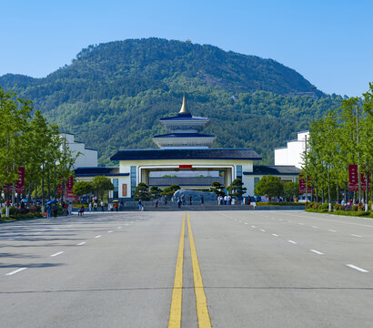 东山问梅村