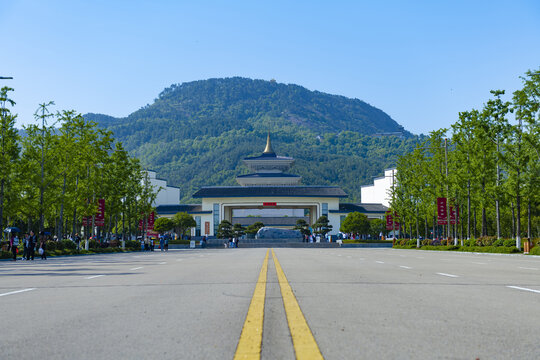 东山问梅村