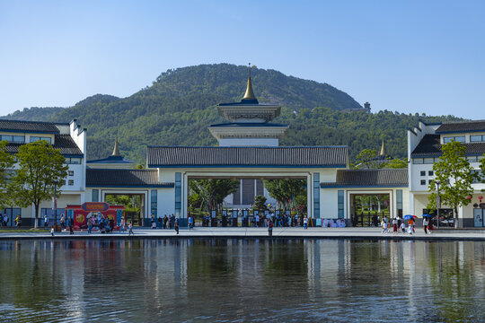 东山问梅村明镜湖