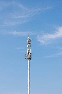 城市内高耸的无线通信信号塔