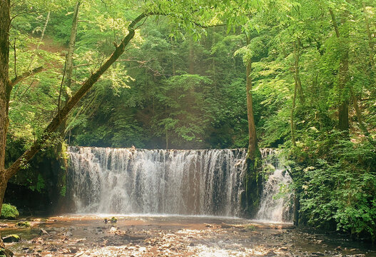 天然瀑布河边美景