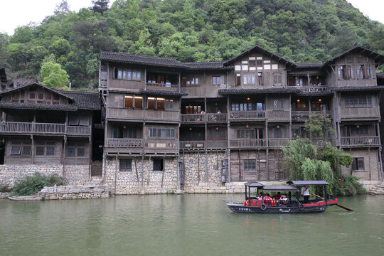 江上小船苗族民居小山村风景