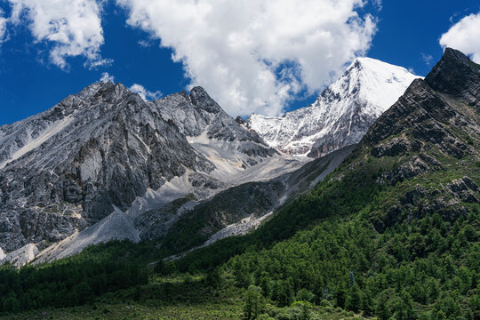 稻城亚丁夏诺多吉雪山