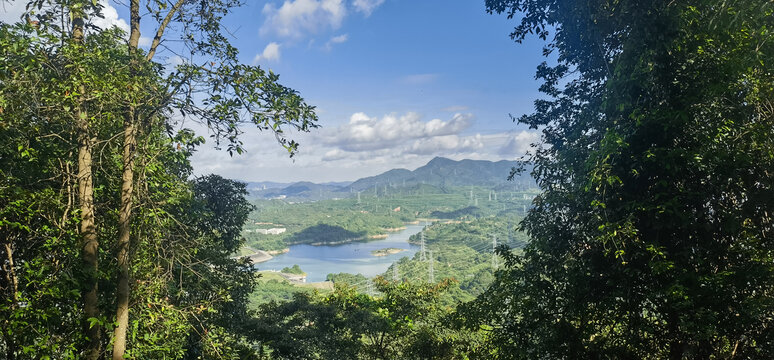 蓝天下的远山湖泊