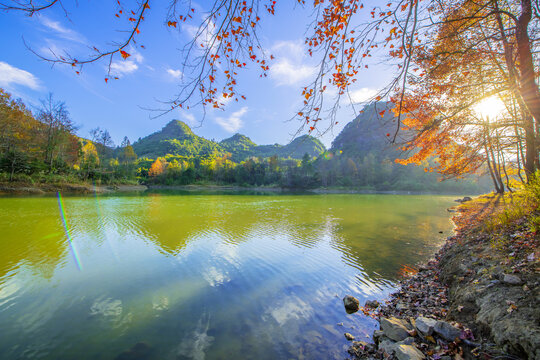 秋天湖光山色