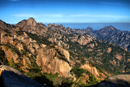 黄山山顶远眺黄山奇峰