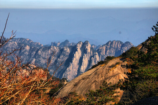 黄山山峦峭壁地平线