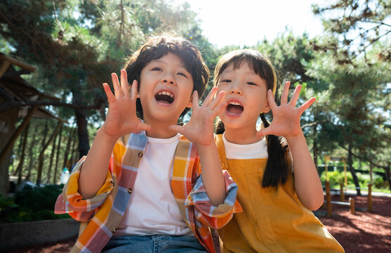 两个小孩子玩耍开心交流